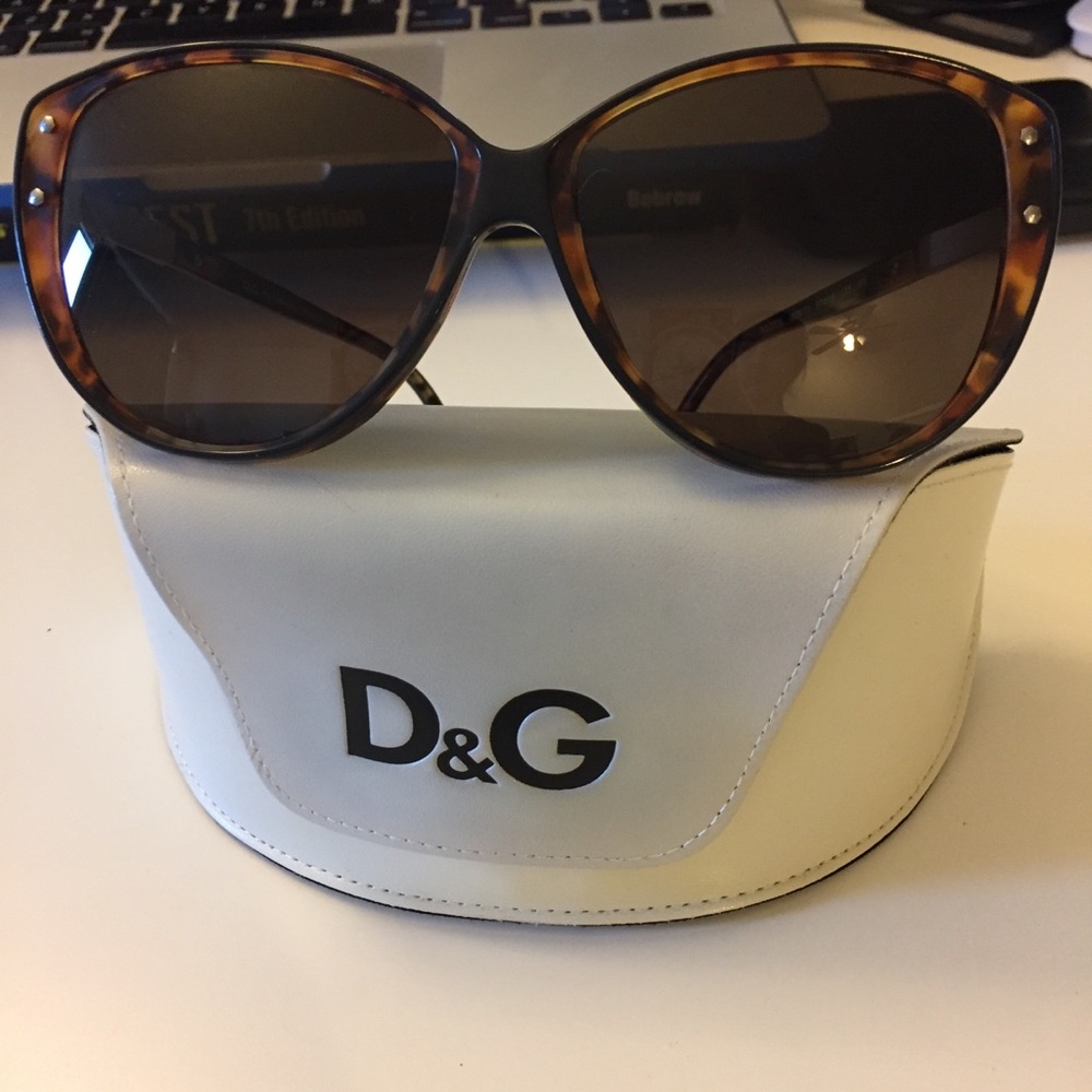 🎉SOLD on M!! D&G Sunglasses - Picture 2 of 5